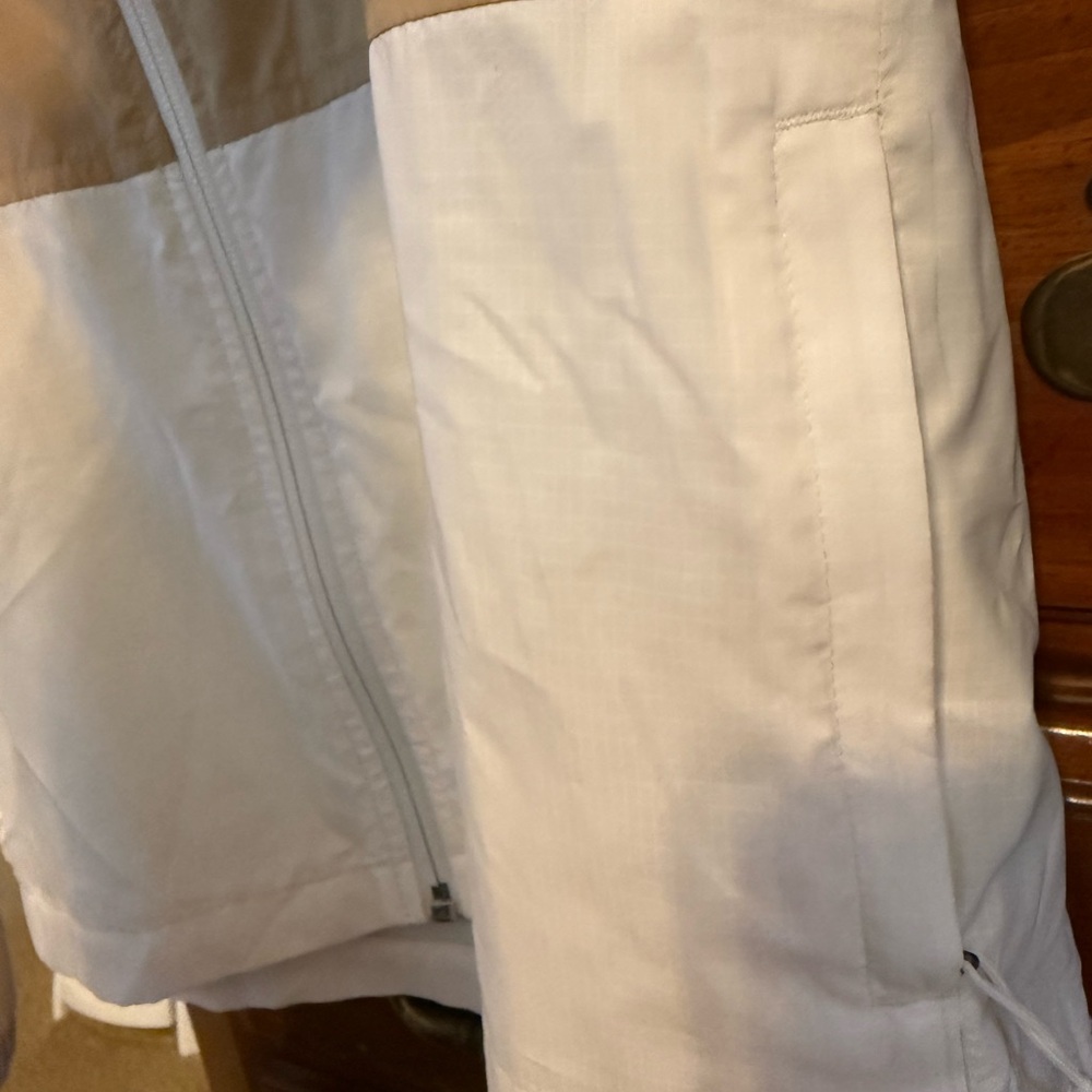 The North Face Women's Beige and White lightweight shell - Picture 5 of 7